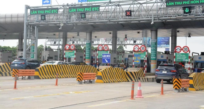 Nhiều tuyến cao tốc vẫn đang triển khai thu phí không dừng tại các trạm thu phí vẫn có barie, tài khoản có đủ tiền, barie mới mở. (Ảnh: Việt Hùng/Vietnam+) vnp-cao-toc-hn-hp-31052022-982.jpg